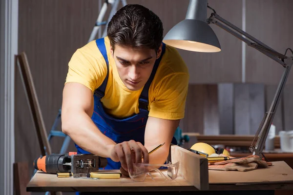 Trabajador que trabaja en taller de reparación en concepto de carpintería — Foto de Stock