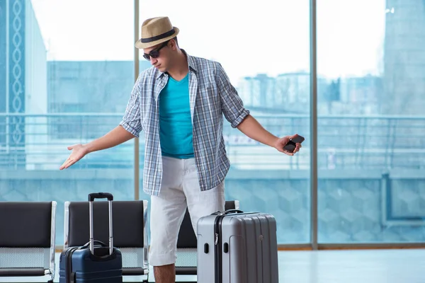 Joven viajando por sus vacaciones de verano en la playa — Foto de Stock