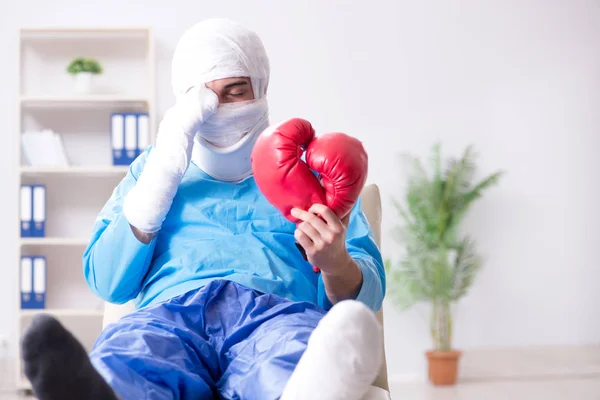 Sérült bokszoló lábadozik a kórházban — Stock Fotó
