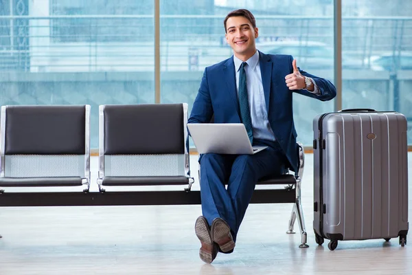 Uomo d'affari in attesa in aeroporto per il suo aereo in affari cla — Foto Stock