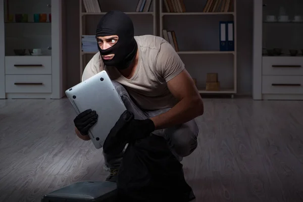 Грабитель в маске балаклавы на месте преступления — стоковое фото