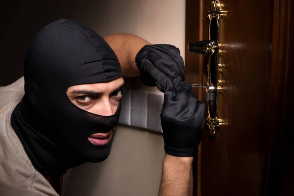 Inbrottstjuv bär balaclava mask på brottsplatsen — Stockfoto