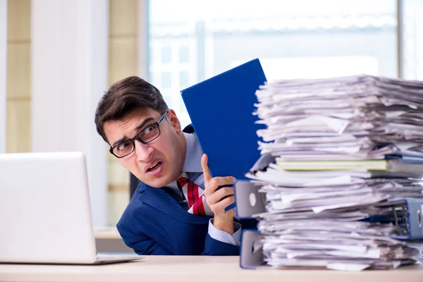 Podnikatel workoholik zápasí s hromadou papírování — Stock fotografie