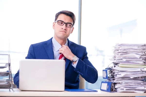 Üzletember munkamániás küzd a halom papírmunkával — Stock Fotó