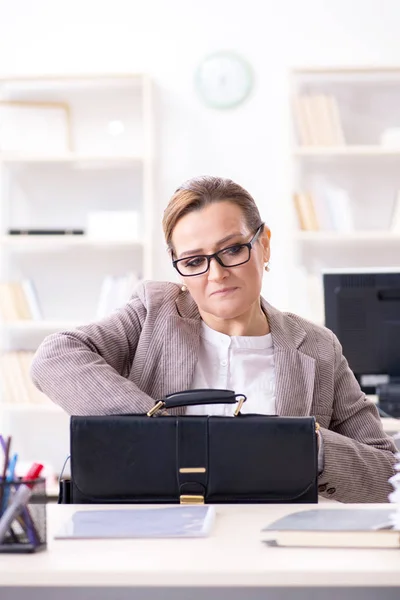Zakenvrouw werknemer werkzaam in het kantoor — Stockfoto