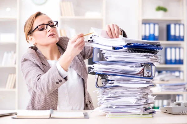継続的な書類作成でビジネス女性は非常に忙しい — ストック写真