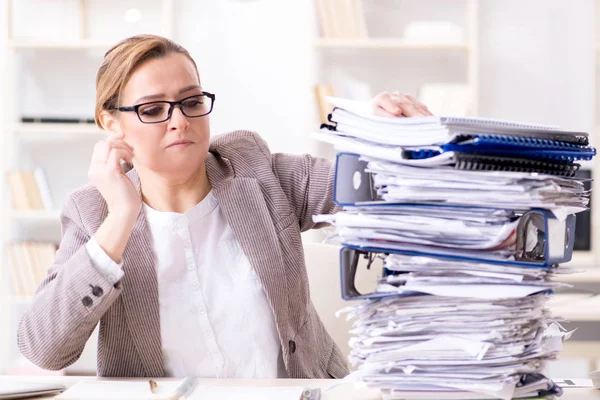 Geschäftsfrau mit laufendem Papierkram sehr beschäftigt — Stockfoto