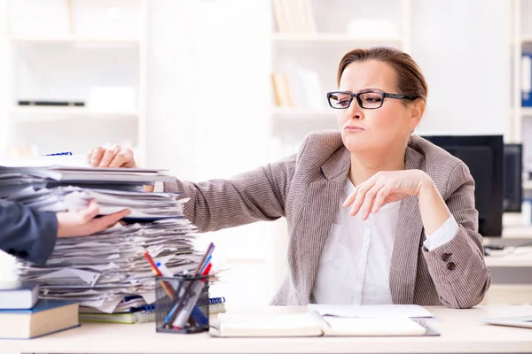 継続的な書類作成でビジネス女性は非常に忙しい — ストック写真