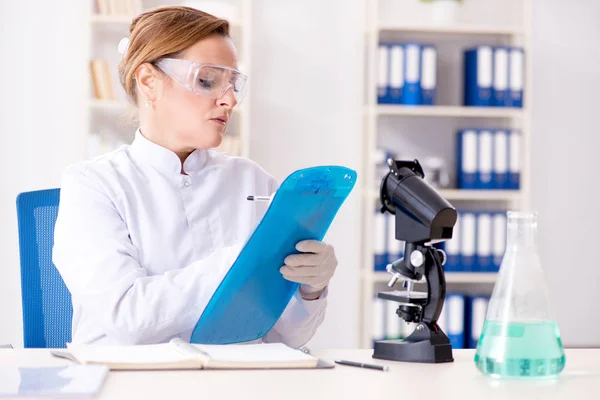 Vrouw chemicus werkt in ziekenhuis kliniek lab — Stockfoto