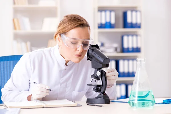 Mulher química que trabalha no laboratório de clínica hospitalar — Fotografia de Stock