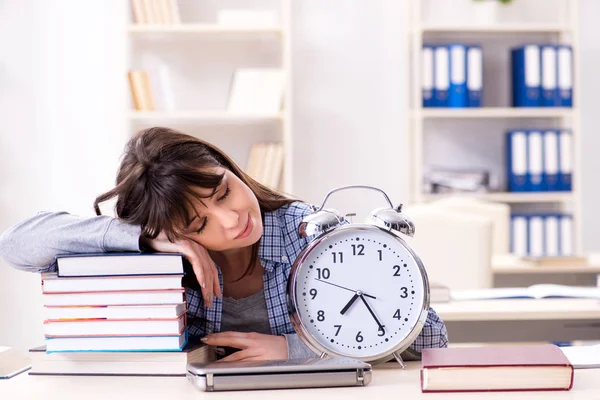 Joven estudiante en concepto educativo —  Fotos de Stock