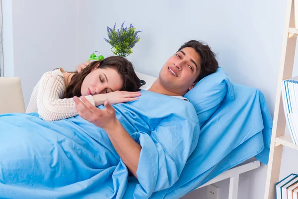 Esposa visitando al marido enfermo en la habitación del hospital — Foto de Stock