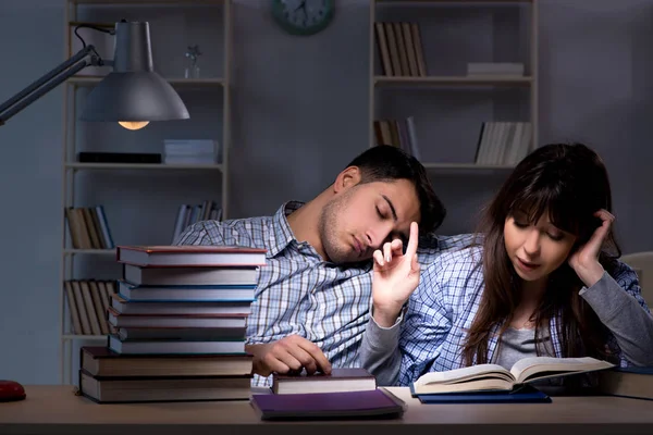 Δύο μαθητές μελετούν αργά τη νύχτα — Φωτογραφία Αρχείου