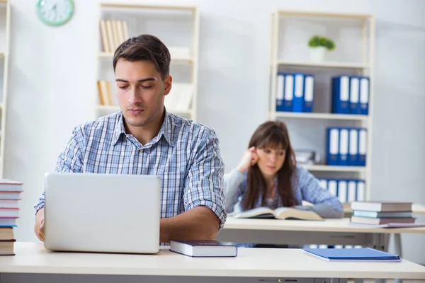 Studenter som sitter och studerar i klassrummet college — Stockfoto