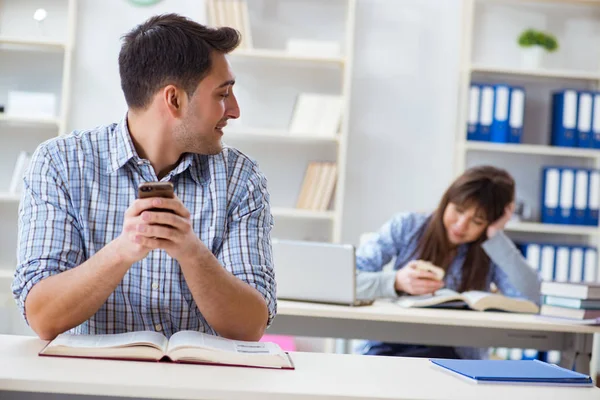 Studenten sitzen und studieren im Hörsaal College — Stockfoto