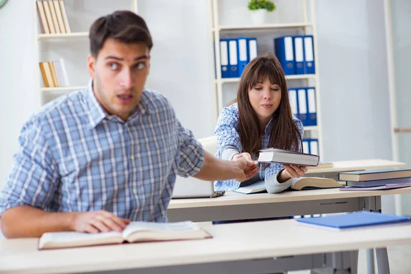 Studenci siedzący i studiujący w koledżu klasowym — Zdjęcie stockowe