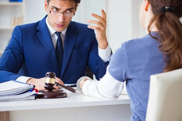 Abogado hablando con su cliente en la oficina — Foto de Stock