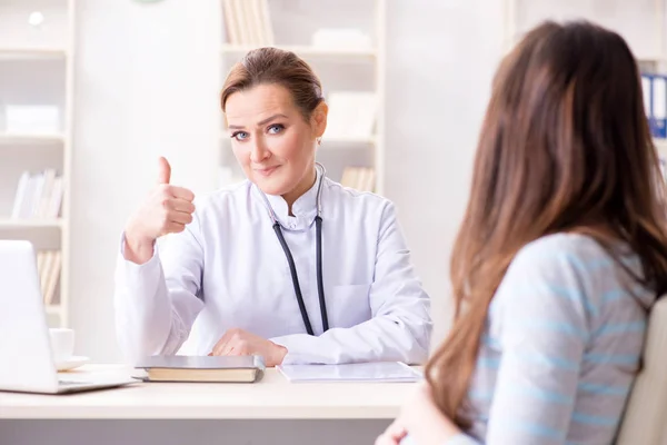 Donna incinta dal medico per un controllo regolare — Foto Stock