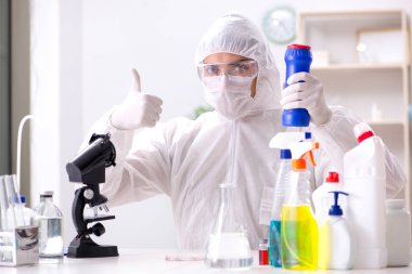 Kimyager banyo malzemelerinin kalitesini kontrol ediyor.