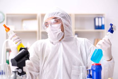 Kimyager banyo malzemelerinin kalitesini kontrol ediyor.