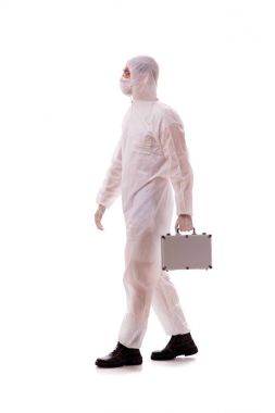 Çelik kılıflı koruyucu kıyafetli bir kriminolog.