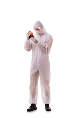 Beyaz arka planda kan örneği olan epidemiyoloji uzmanı