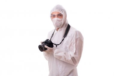 Korunma giysisinde adli tıp uzmanı beyazların fotoğraflarını çekiyor.