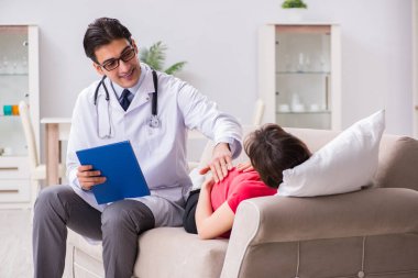 Hamile kadın hasta düzenli kontrol için doktoru ziyaret ediyor.