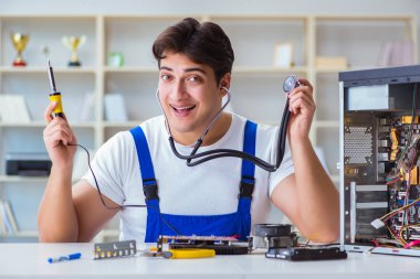 Tecrübeli teknikler tarafından bilgisayar donanımı onarımı ve onarımı