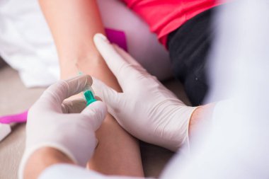 Hamile kadın hasta düzenli kontrol için doktoru ziyaret ediyor.