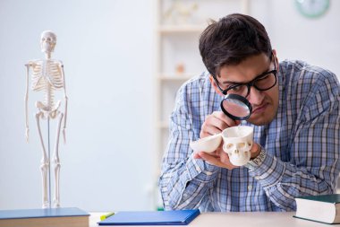 Tıp öğrencisi sınıfta okuyor.