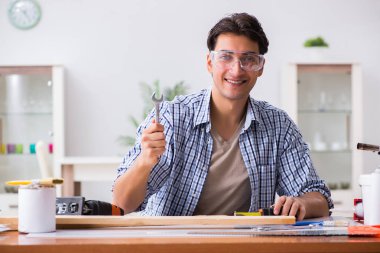 Marangozluk hobisi olan genç bir adam.