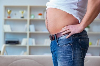 Diyet konseptinde şişman obez adam