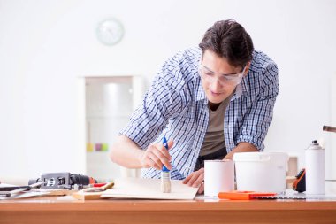 Marangozluk hobisi olan genç bir adam.