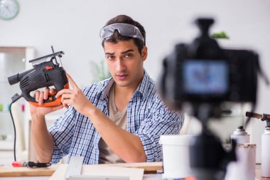 diy blog yazarı kadın işçiliği hobisinin videosunu kaydediyor