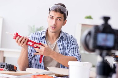 diy blog yazarı kadın işçiliği hobisinin videosunu kaydediyor