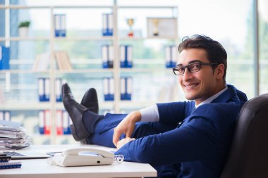 Masada çalışan yakışıklı bir işadamı.