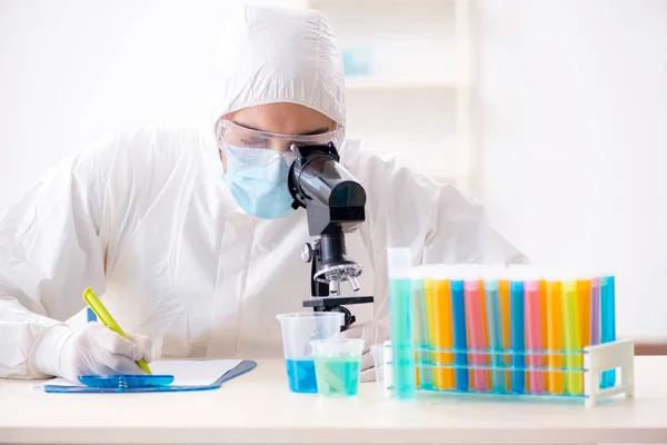 Giovane studente di chimica che lavora in laboratorio sui prodotti chimici — Foto Stock