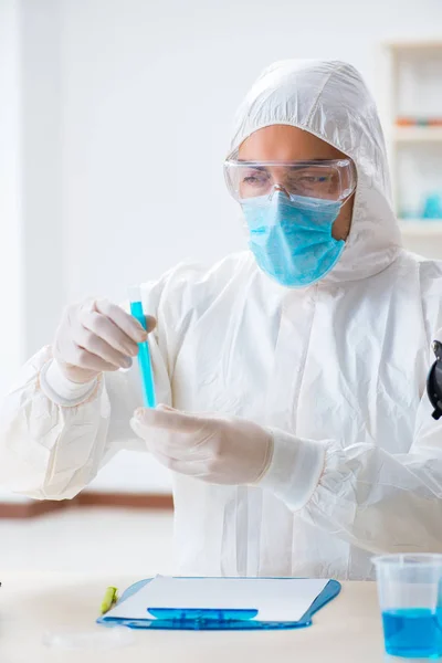 Joven estudiante de química trabajando en laboratorio sobre productos químicos —  Fotos de Stock