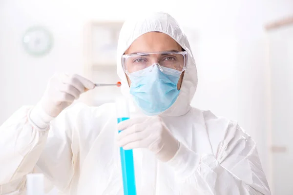 Lab assistent in drug synthese concept — Stockfoto