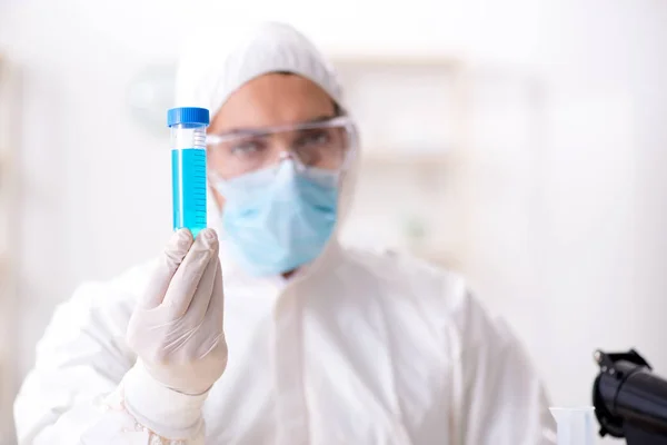 Joven estudiante de química trabajando en laboratorio sobre productos químicos —  Fotos de Stock