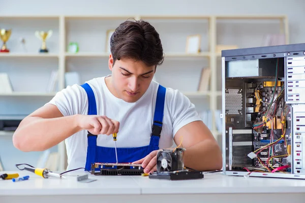 Reparação de hardware de computador e conceito de fixação por techn experiente — Fotografia de Stock