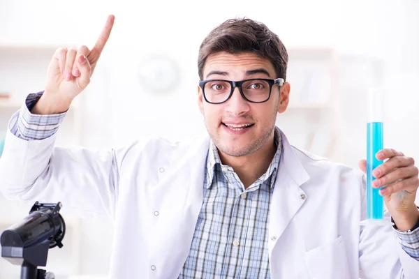 Estudiante de química haciendo experimentos químicos en el aula activi —  Fotos de Stock