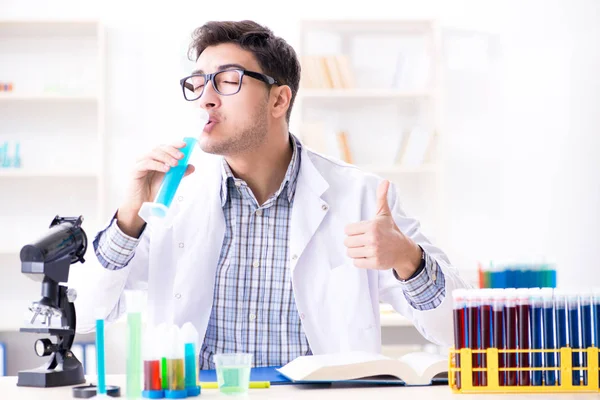 Studente di chimica che fa esperimenti chimici in classe activi — Foto Stock