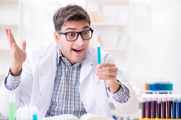 Chemiestudentin macht chemische Experimente im Klassenzimmer — Stockfoto