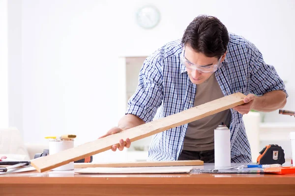 Joven en el concepto de hobby carpintería — Foto de Stock