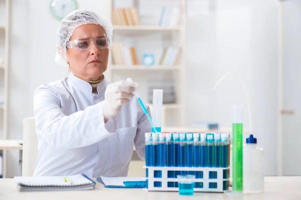 Mulher química que trabalha no laboratório de clínica hospitalar — Fotografia de Stock