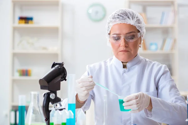 Химик-женщина, работающая в больнице — стоковое фото