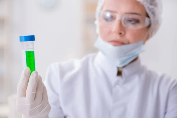 Mulher química que trabalha no laboratório de clínica hospitalar — Fotografia de Stock