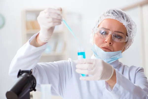 Vrouw chemicus werkt in ziekenhuis kliniek lab — Stockfoto